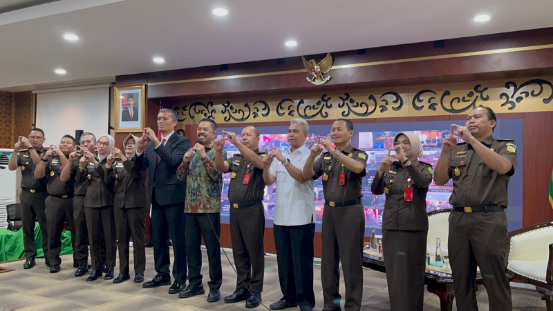 Foto JAMPIDUM Prof. Dr. Asep Nana Mulyana Bersama Dr. Roberia, S.H., M.H., Direktur Harmonisasi Peraturan Perundang-Undangan Kemenkumham dan Para Peserta Acara In House Training yang digelar pada Kamis (19/92024) di Aula Said Kejaksaan Agung (Sumber: Humas Kejagung RI)